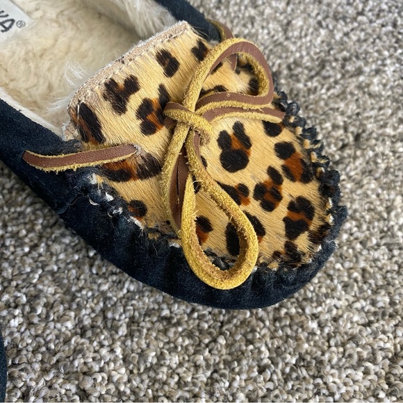 Minnetonka Cally leopard print suede bow slip on plush pile penny loafer flats 6 - Picture 8 of 8